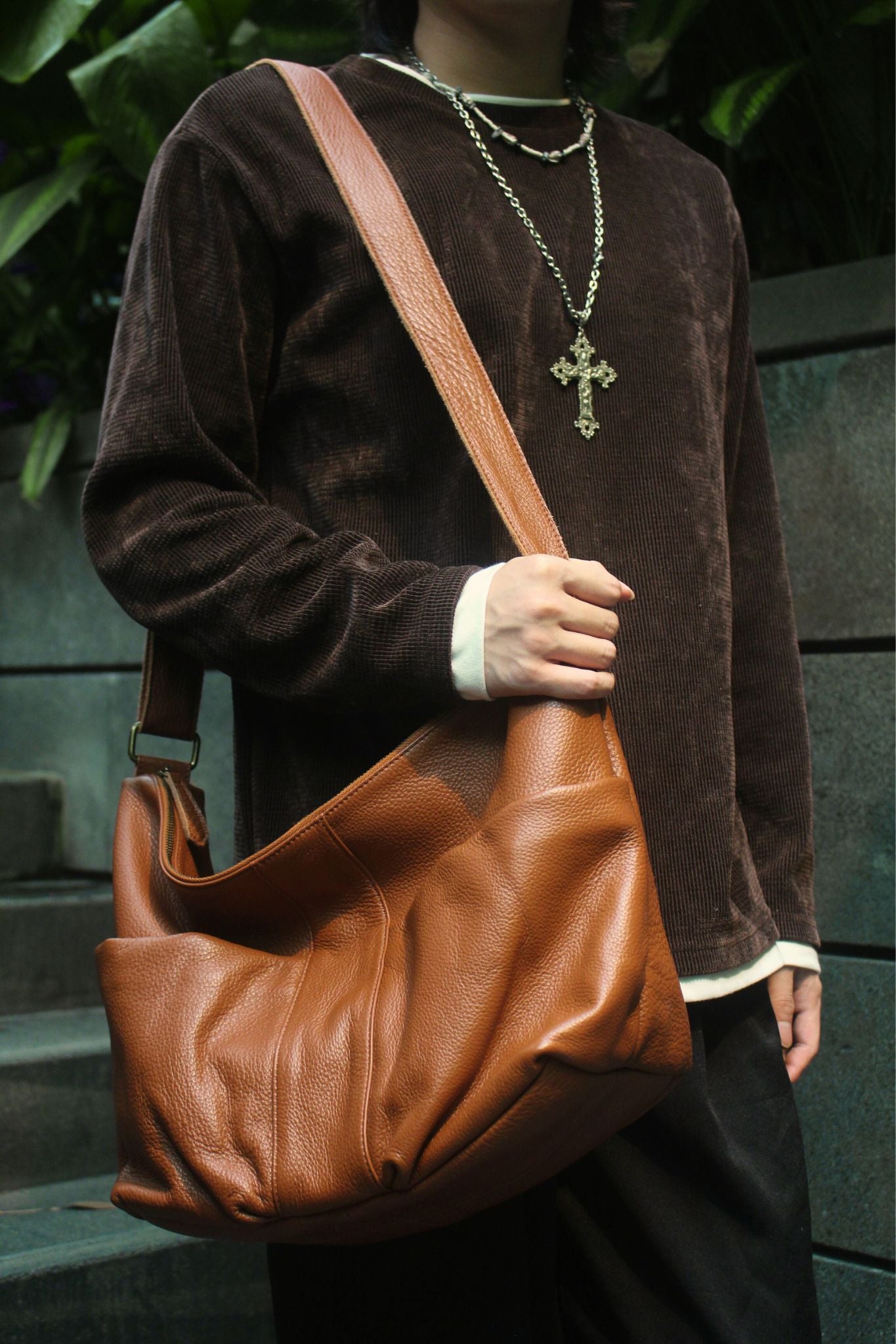 Poches design genuine cowhide leather bag with sling