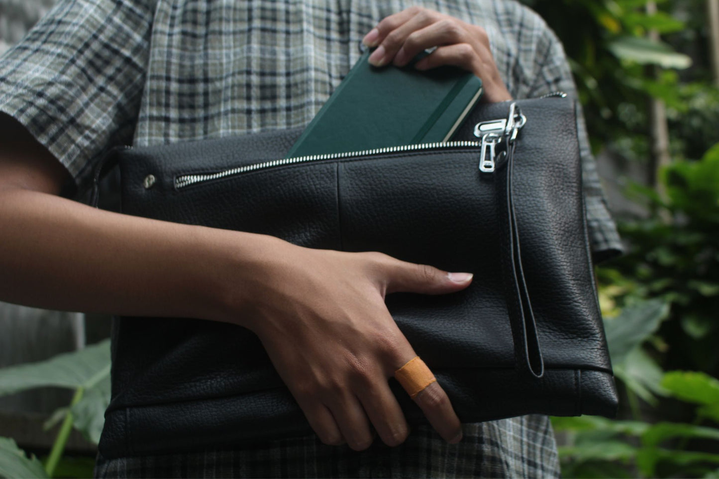 Zip design genuine cowhide leather Clutch/laptop sleeve/laptop folio
