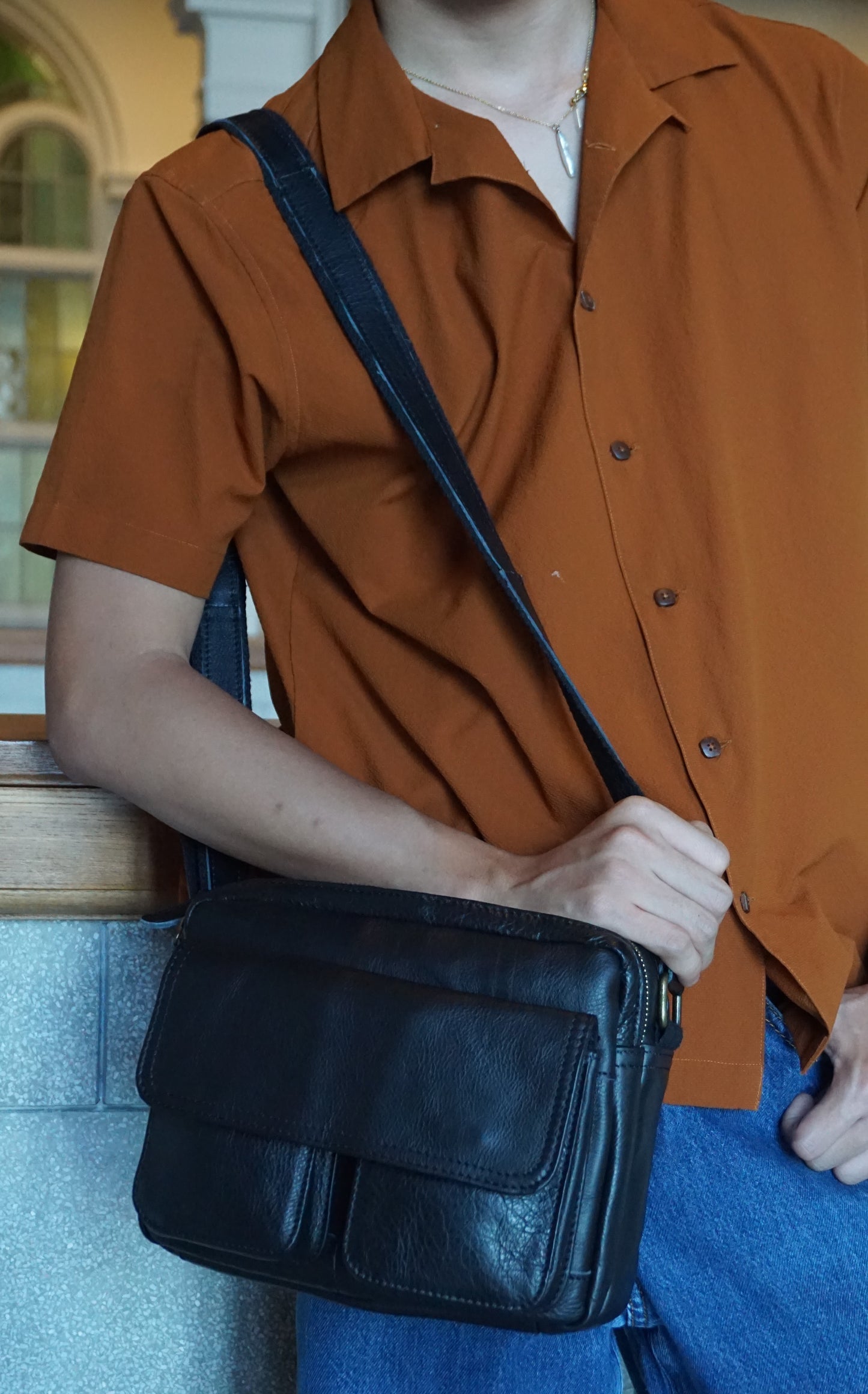 Poches messenger design genuine cowhide leather sling bag